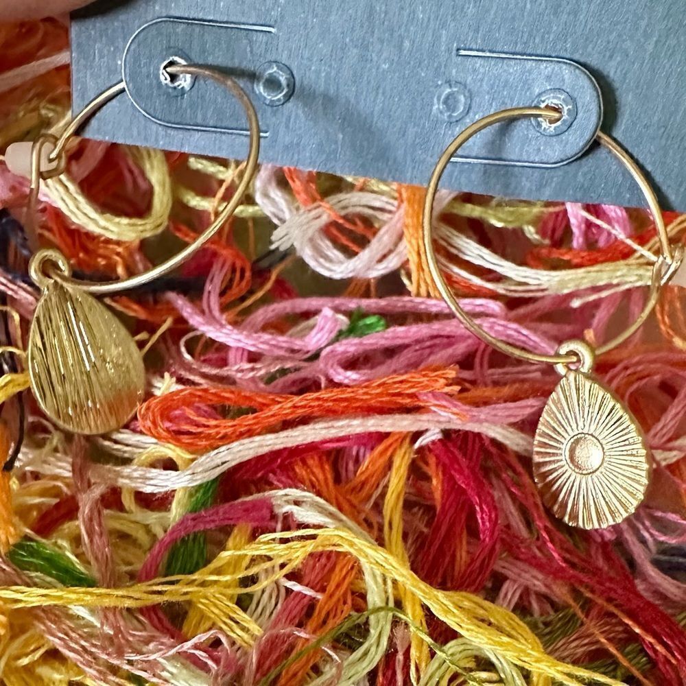 NEW GOLD TONE TEARDROP EARRINGS
